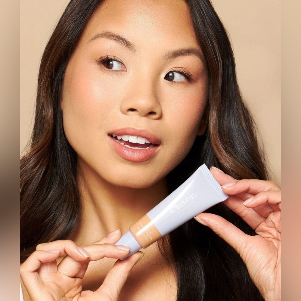 Clover by Clove Skin Is In Serum Foundation 01 Light & Comfy Matte Lipstic Rider